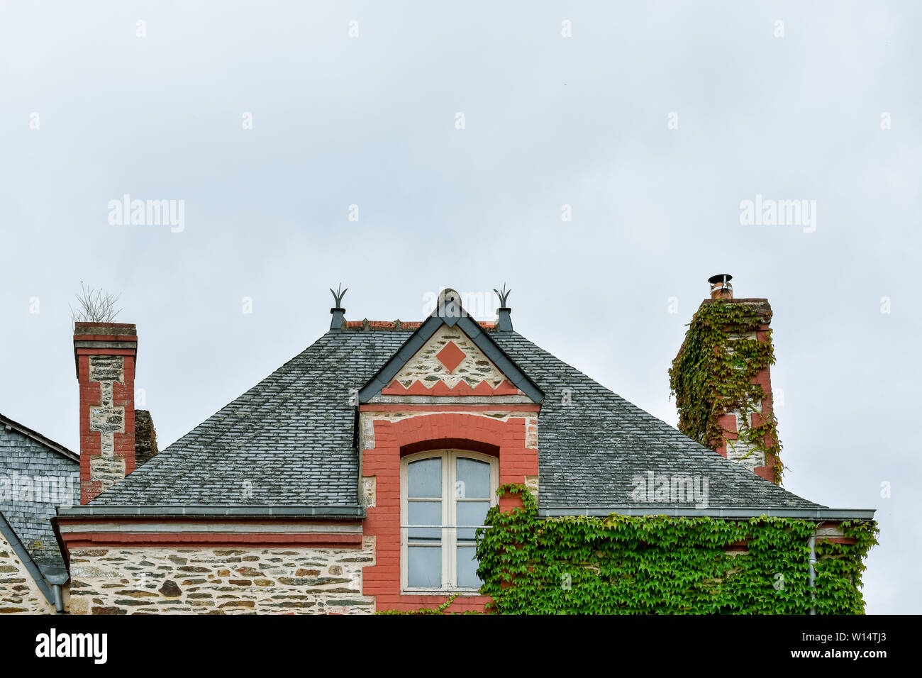 Fassade des alten bunten Haus, Dach und Fenster im Dachgeschoss in Rochefort-en-Terre, Bretagne Stockfoto