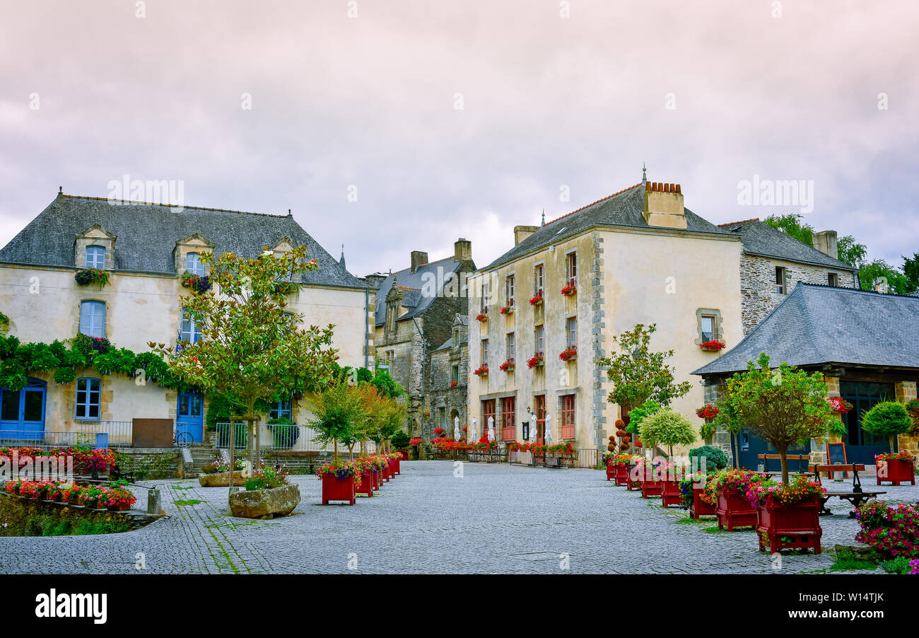 Straße und bunten alten Häuser in Rochefort-en-Terre, Bretagne Stockfoto