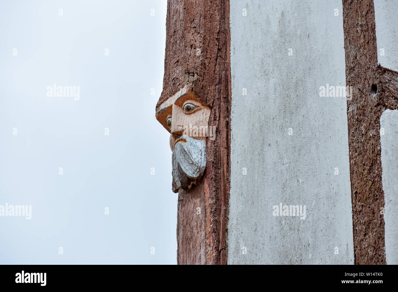 Nahaufnahmen der Gesichter in alten Häusern aus Holz geschnitzt in Rochefort-en-Terre, Bretagne Stockfoto