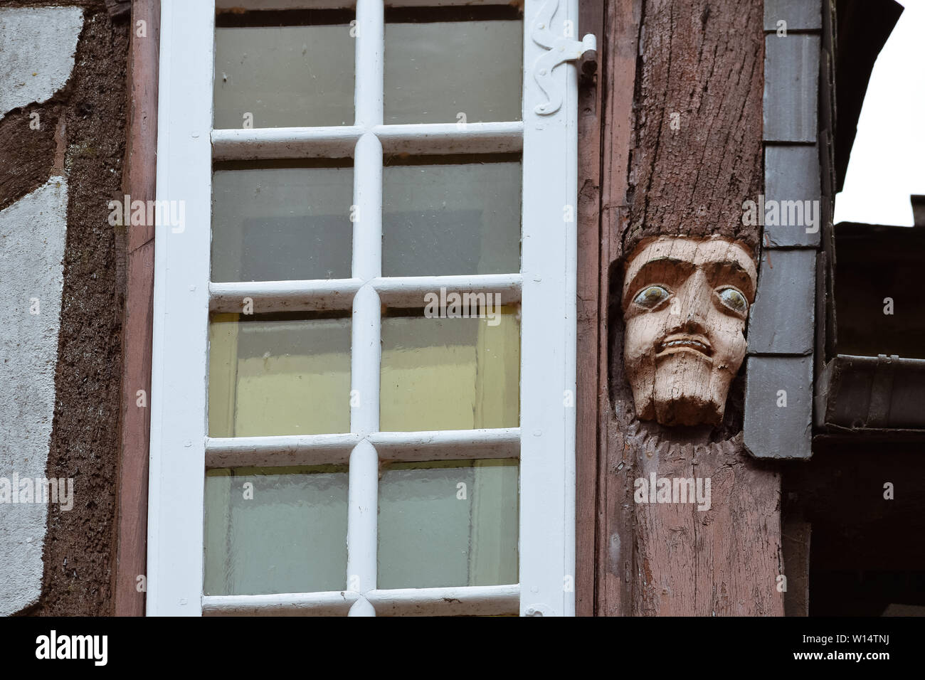 Nahaufnahmen der Gesichter in alten Häusern aus Holz geschnitzt in Rochefort-en-Terre, Bretagne Stockfoto