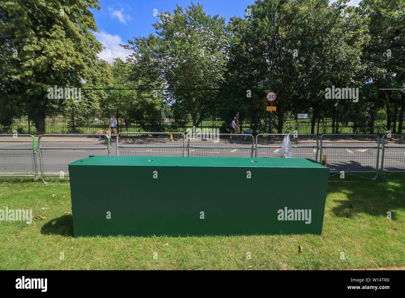 Juni 30, 2019 - London, Vereinigtes Königreich - eine große Metallbarriere wird entlang der Church Road außerhalb der All England Lawn Tennis Club installiert Besucher gegen Fahrzeug Anschlags bei den Wimbledon Lawn Tennis Championships zu schützen. (Bild: © Amer Ghazzal/SOPA Bilder über ZUMA Draht) Stockfoto