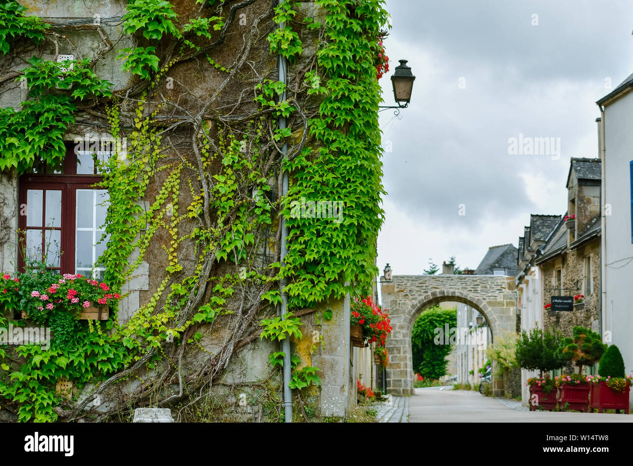 Straße und bunten alten Häuser in Rochefort-en-Terre, Bretagne Stockfoto