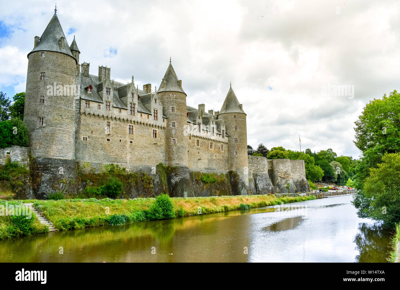 Blick von der Riverside von Josselin's Castle, schönen Dorf in der französischen Bretagne Stockfoto