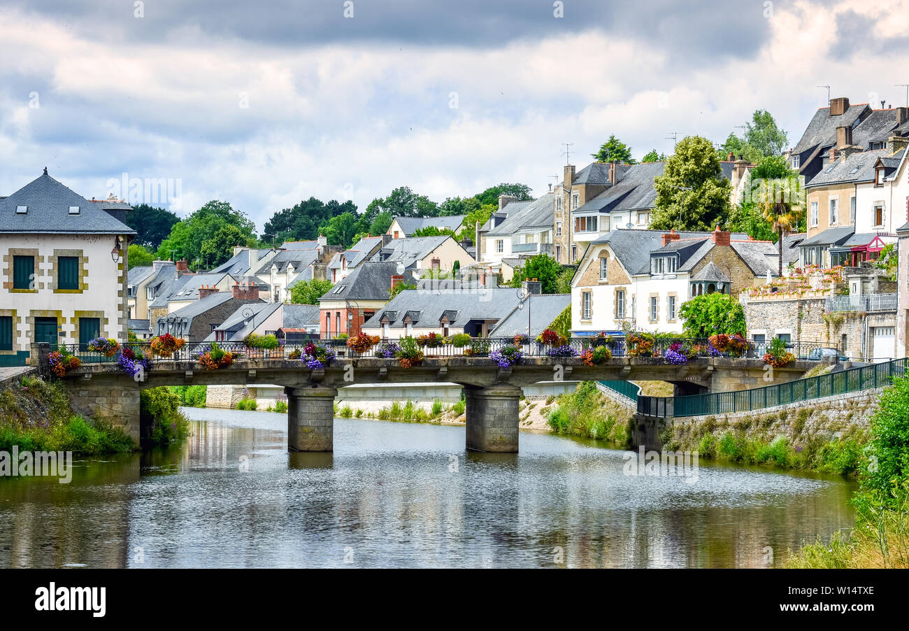 Fluss, die Brücke und die bunten alten Häusern. Josselin, schönen Dorf in der französischen Bretagne Stockfoto