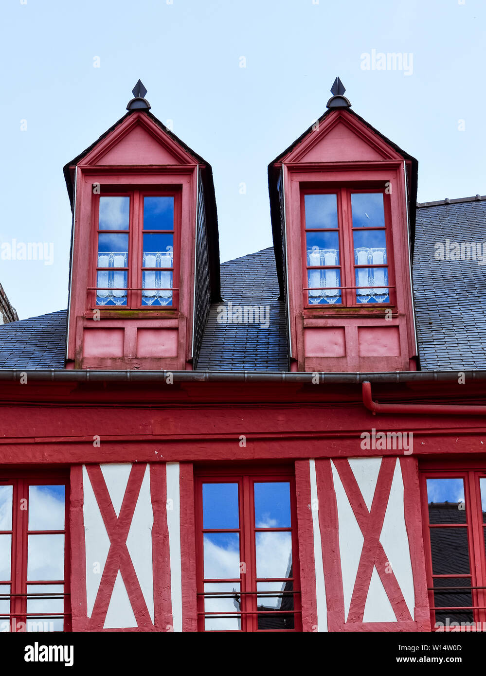 Dachfenster von Häusern. Josselin, schönen Dorf in der französischen Bretagne Stockfoto