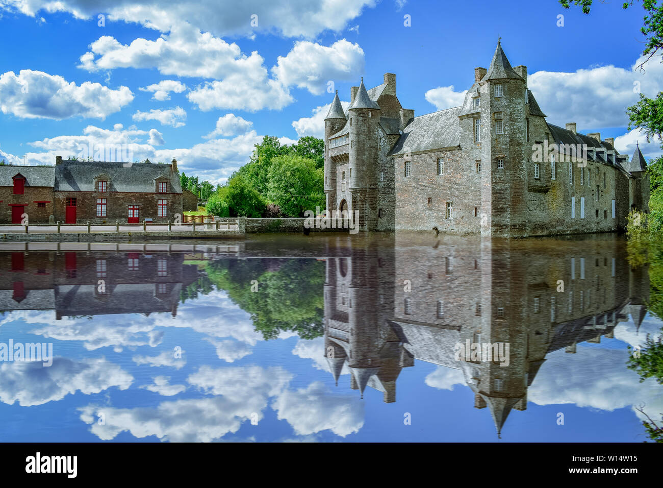 Bretagne Dorf an einem sonnigen Tag. Clastle spiegeln sich in den See. Frankreich Stockfoto