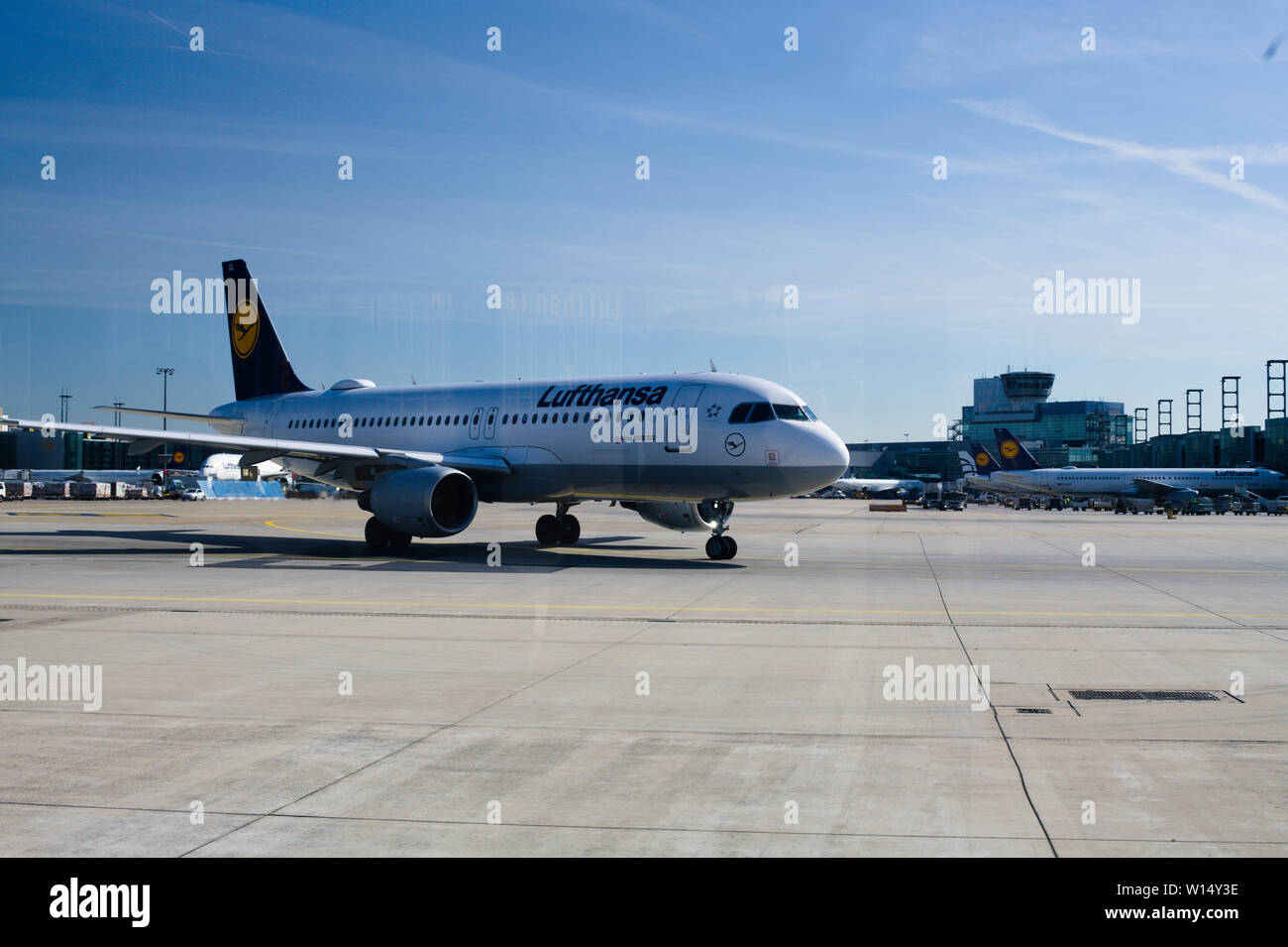 Flugzeug auf der Rollbahn am Internationalen Flughafen Frankfurt in Frankfurt am Main Stockfoto