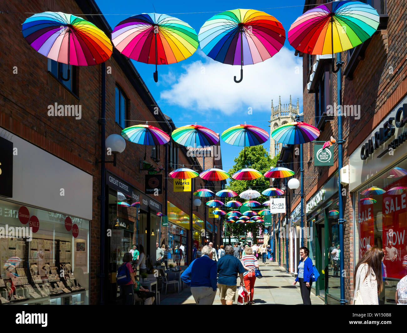 Coppergate wallk eine Fußgängerzone in der Innenstadt von York mit Sonnenschirmen an einem sonnigen Sommertag eingerichtet Stockfoto