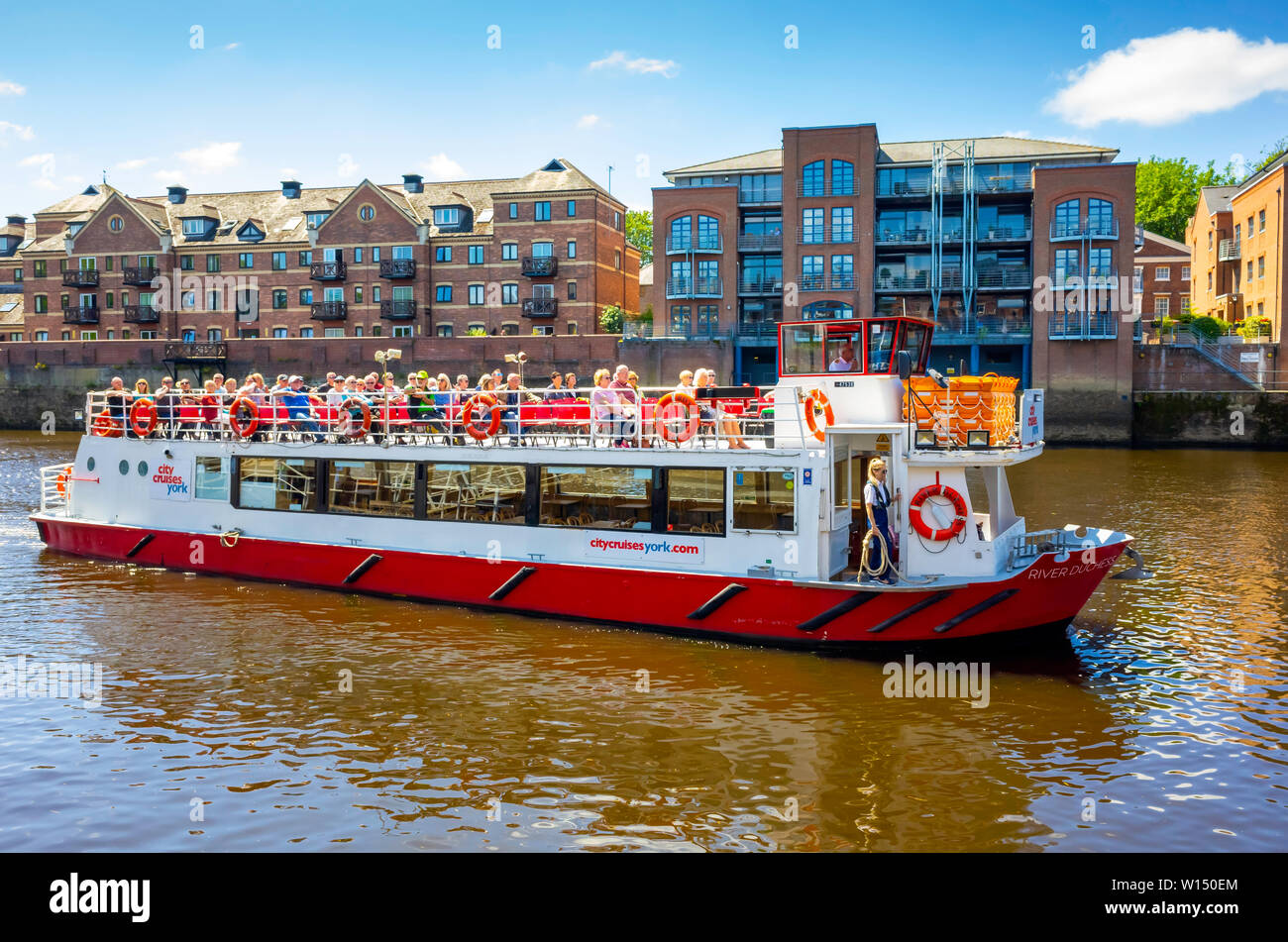 Ein Fluss Kreuzfahrt Schiff herankommen Könige Staith Landung auf den Fluss Ouse im Zentrum von York Stockfoto