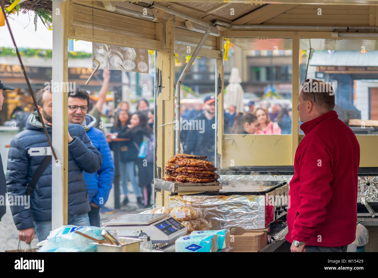 Touristen und Einheimische sammeln sich um die Prague Old Square die Stände von den Ostermarkt zu besuchen Stockfoto