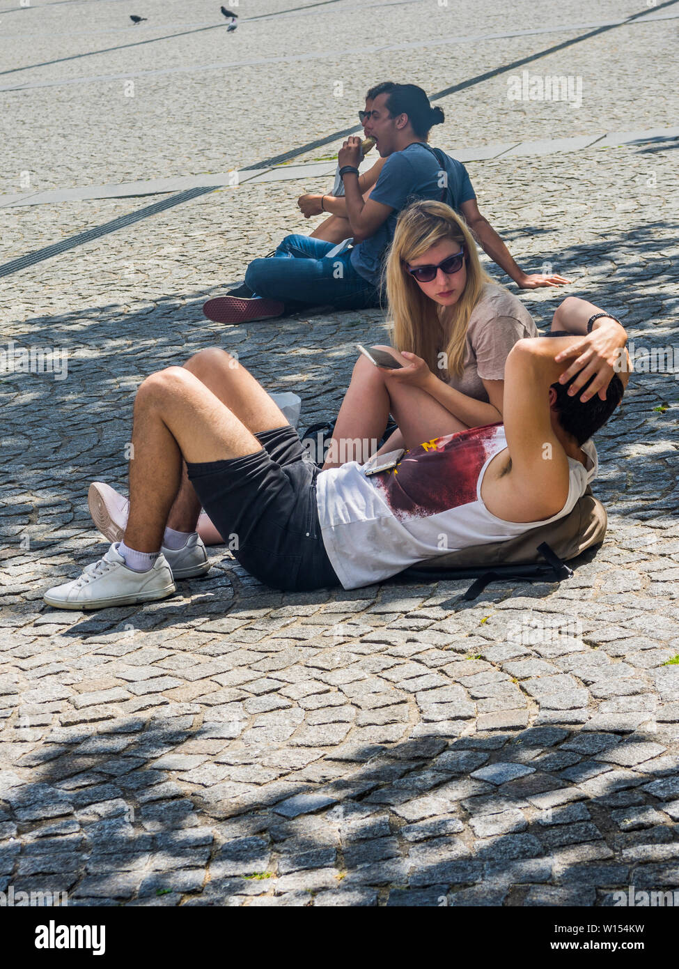 Paare die Interaktion in einer Pariser Platz, Frankreich. Stockfoto