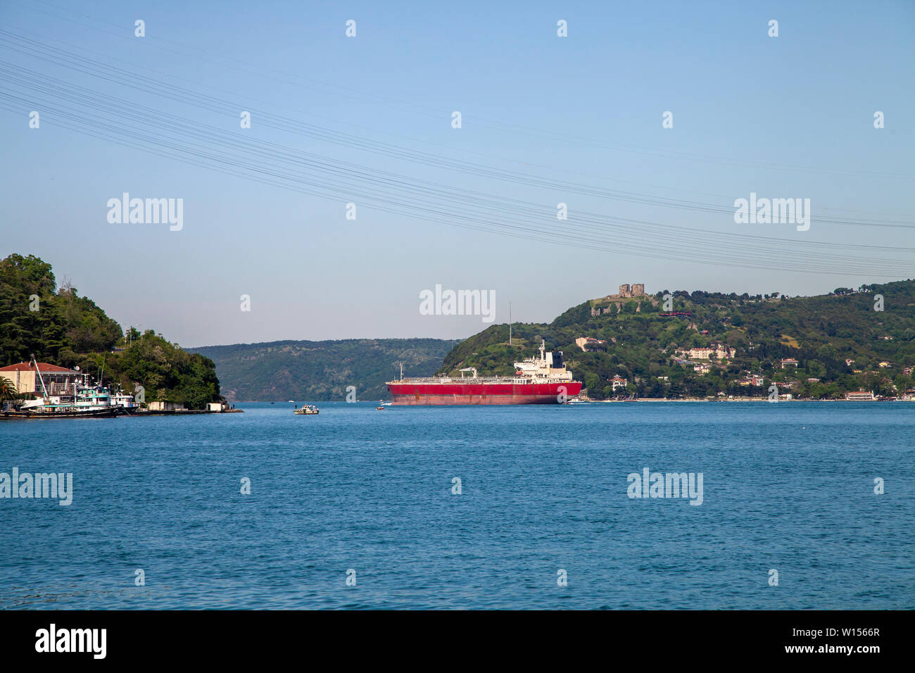 Eine rote große Frachter wird zum Schwarzen Meer vom Marmara Meer, Bosporus, Istanbul Stockfoto