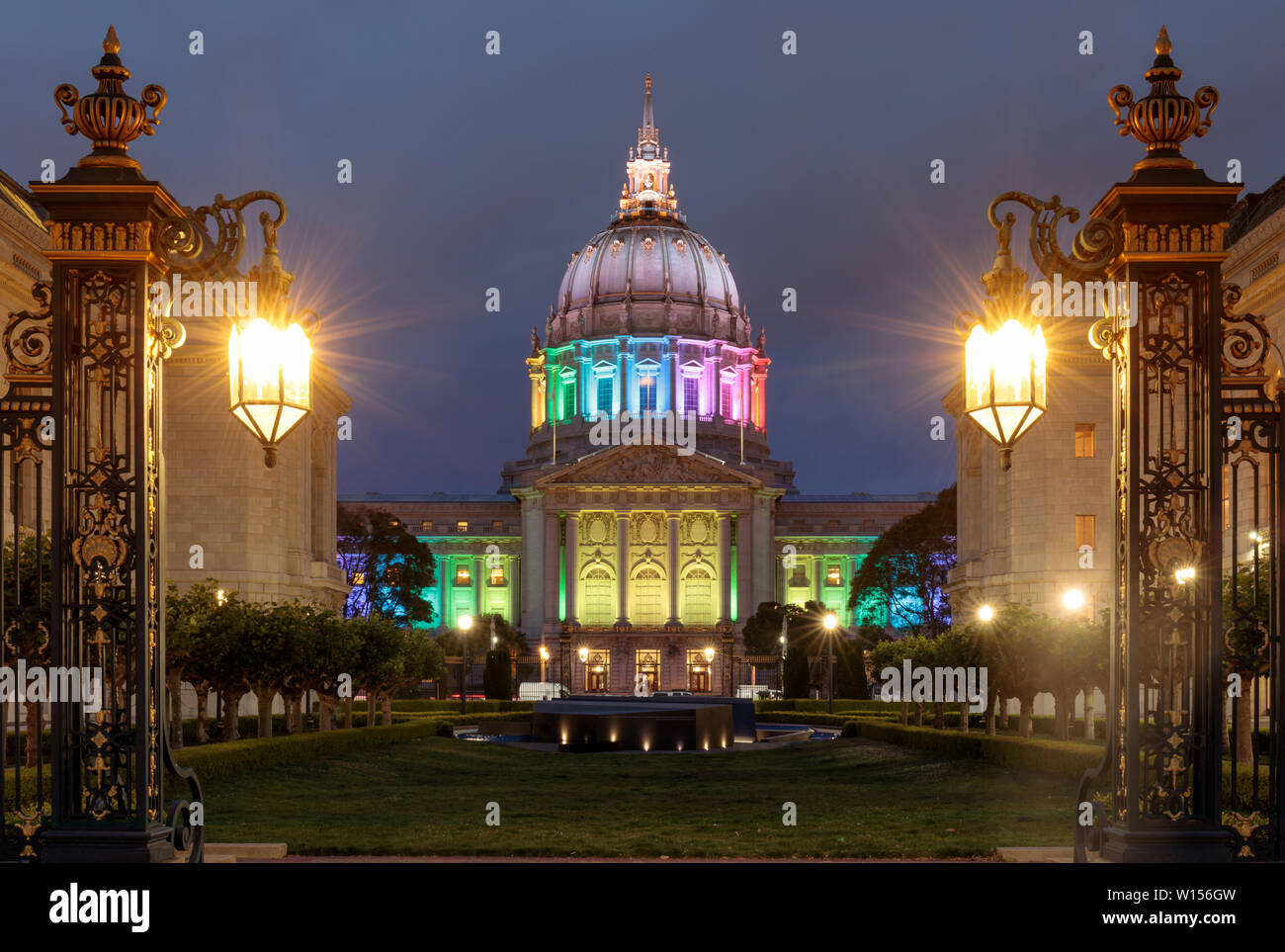 Sonnenuntergang über San Francisco Rathaus beleuchtet in Regenbogenfarben für die Pride Festival. Stockfoto