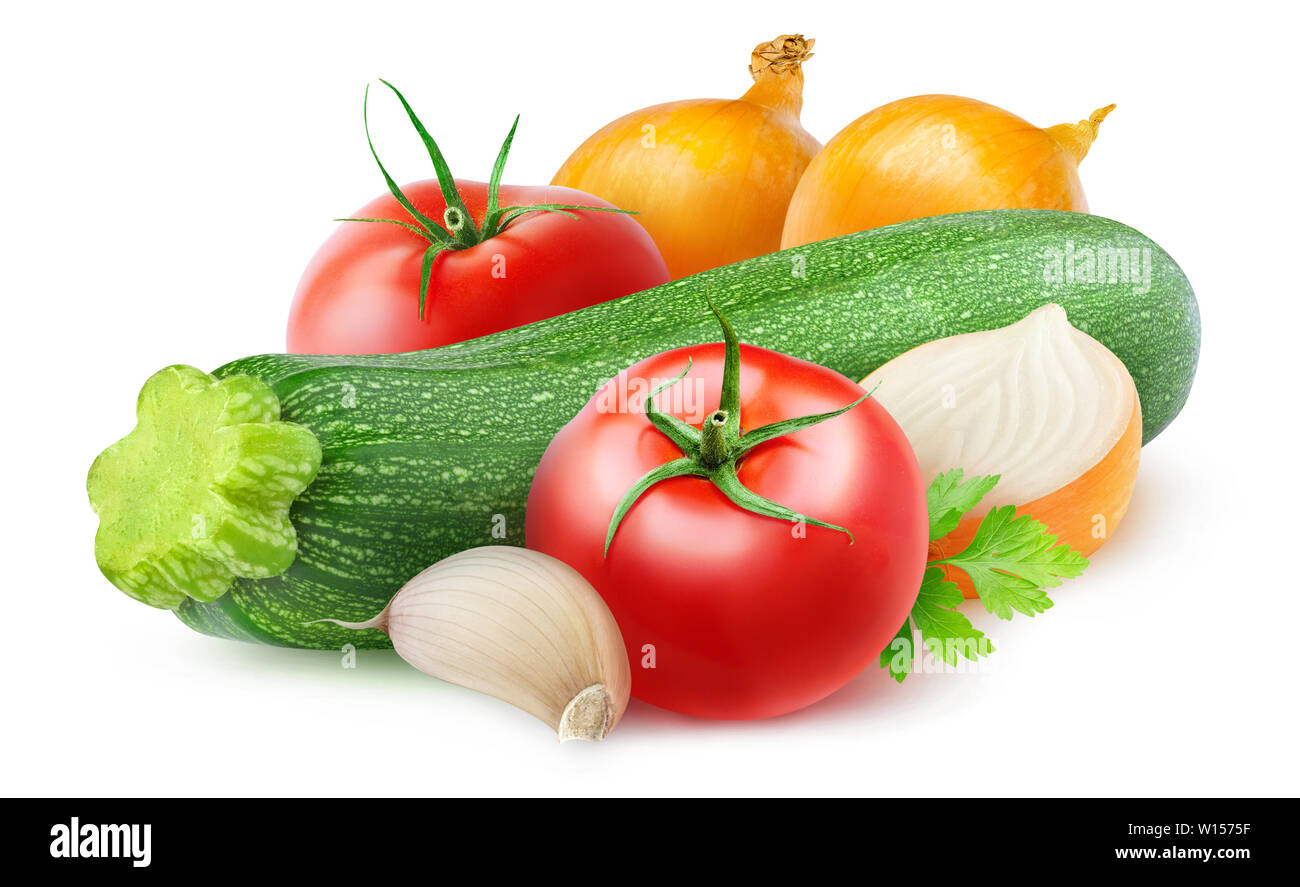 Isolierte Gemüse. Rohstoffe für Zucchini, Zwiebel und Tomate andünsten auf weißem Hintergrund mit Freistellungspfad isoliert Stockfoto
