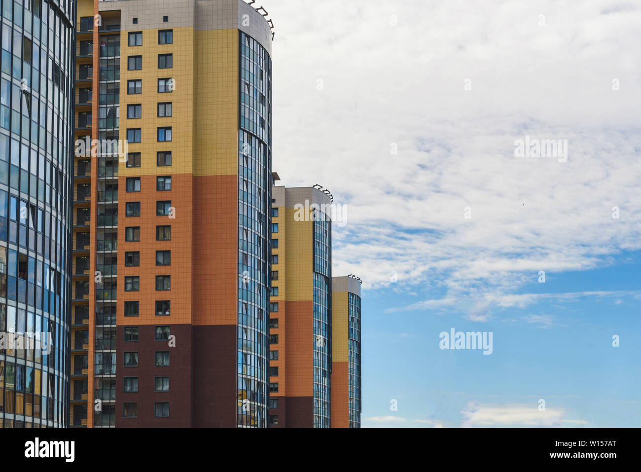 Neuer Block von modernen Apartments mit Balkonen und blauen Himmel im Hintergrund Stockfoto