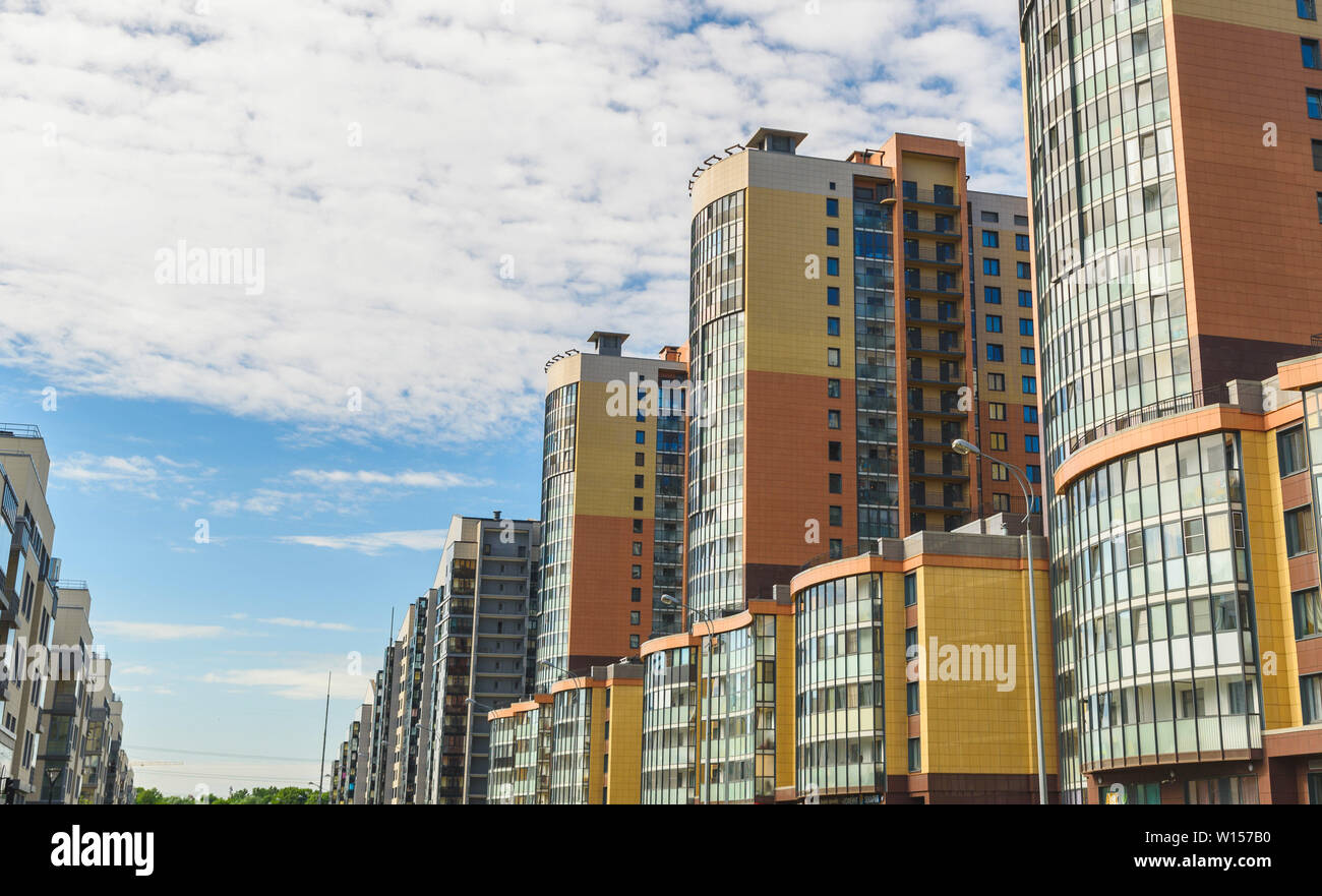 Neuer Block von modernen Apartments mit Balkonen und blauen Himmel im Hintergrund Stockfoto
