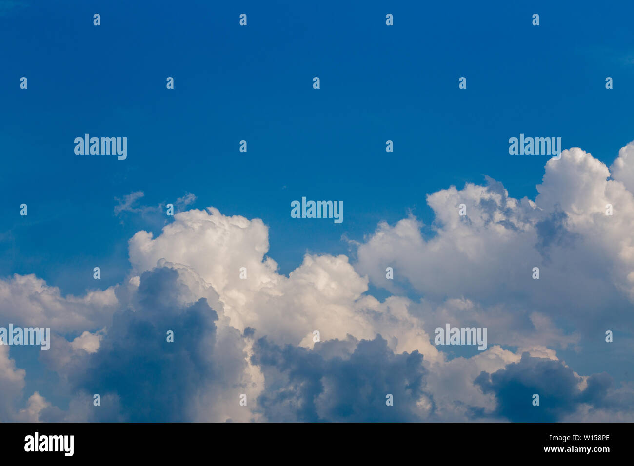 Regelmäßige Sommer am Nachmittag Wolken am blauen Himmel bei Tageslicht in Kontinentaleuropa. In der Nähe Schuß Witz Teleobjektiv Stockfoto