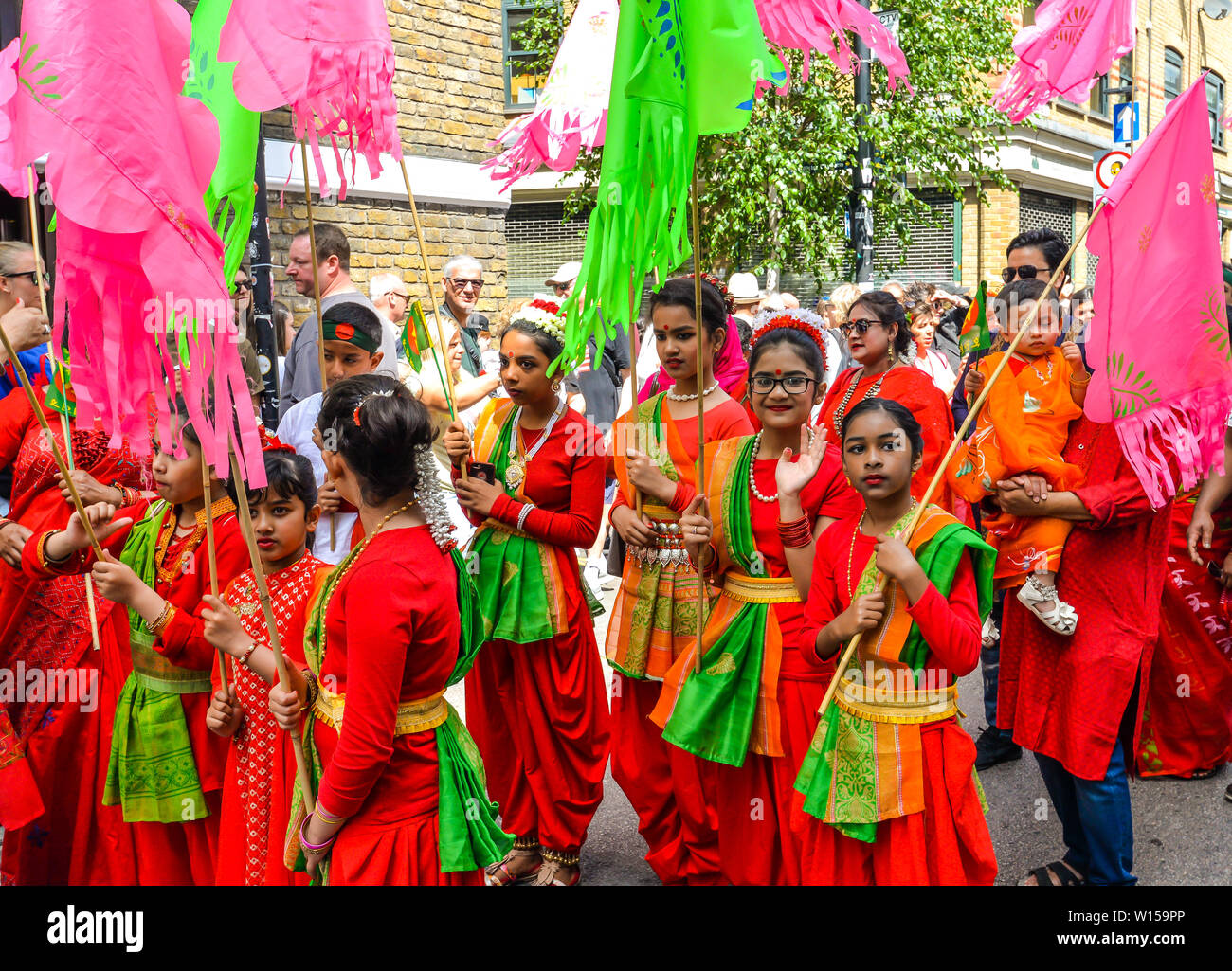 London, Großbritannien. 30. Juni 2019. Menschen, die sich an der Boishakhi Mela Festival in Bethnal Green in East London - Der größte Bengali Festival außerhalb Asiens, feiern die bengalischen Neujahr - Credit: Olivier Guiberteau/Alamy leben Nachrichten Stockfoto