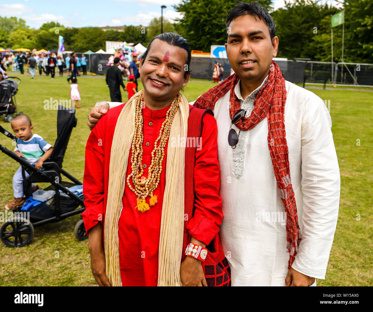 London, Großbritannien. 30. Juni 2019. Menschen, die sich an der Boishakhi Mela Festival in Bethnal Green in East London - Der größte Bengali Festival außerhalb Asiens, feiern die bengalischen Neujahr - Credit: Olivier Guiberteau/Alamy leben Nachrichten Stockfoto