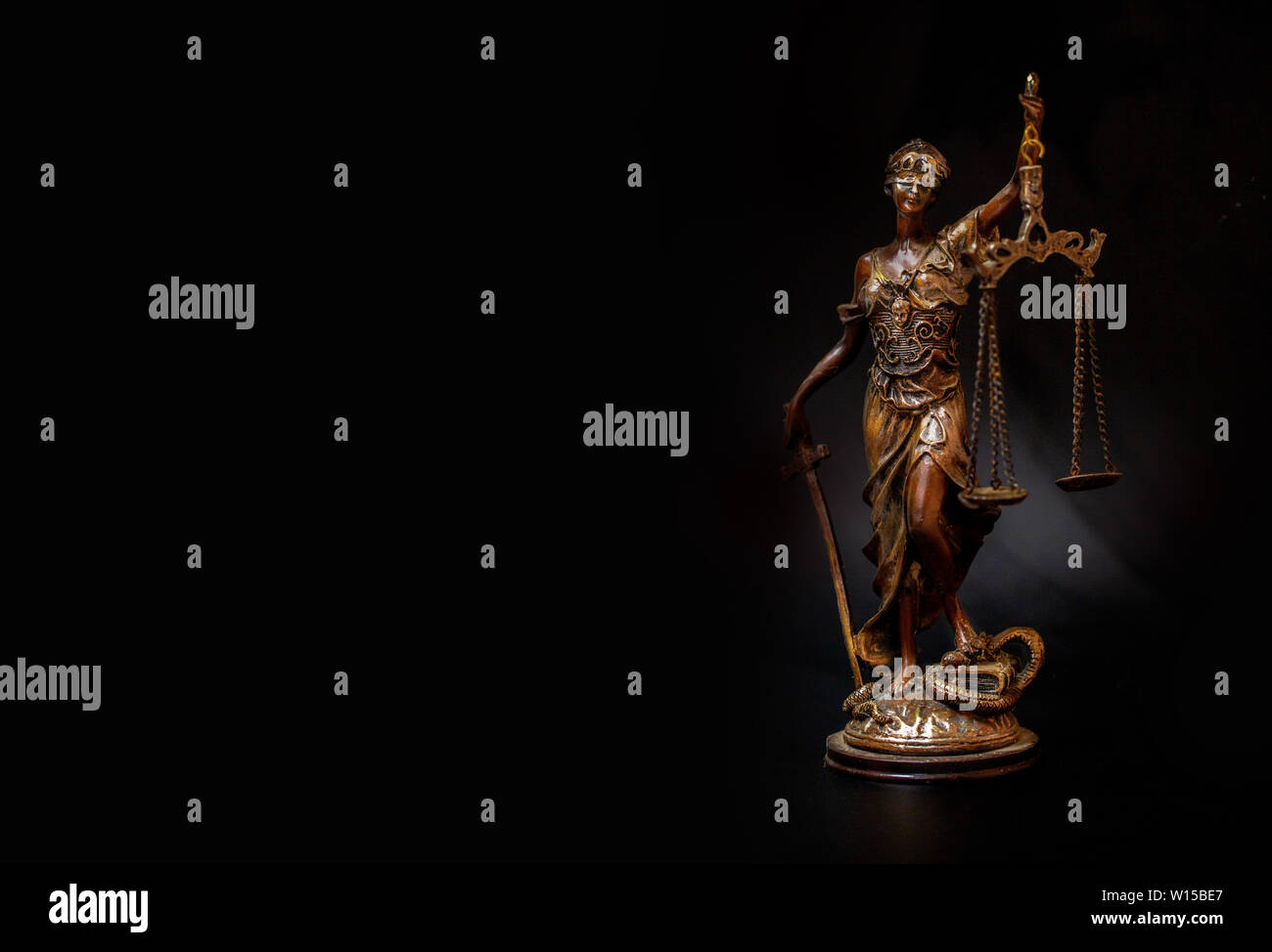 Die Statue von Gerechtigkeit - dame Justiz oder Iustitia/Justitia die römische Göttin der Gerechtigkeit mit Raum/kopieren Stockfoto