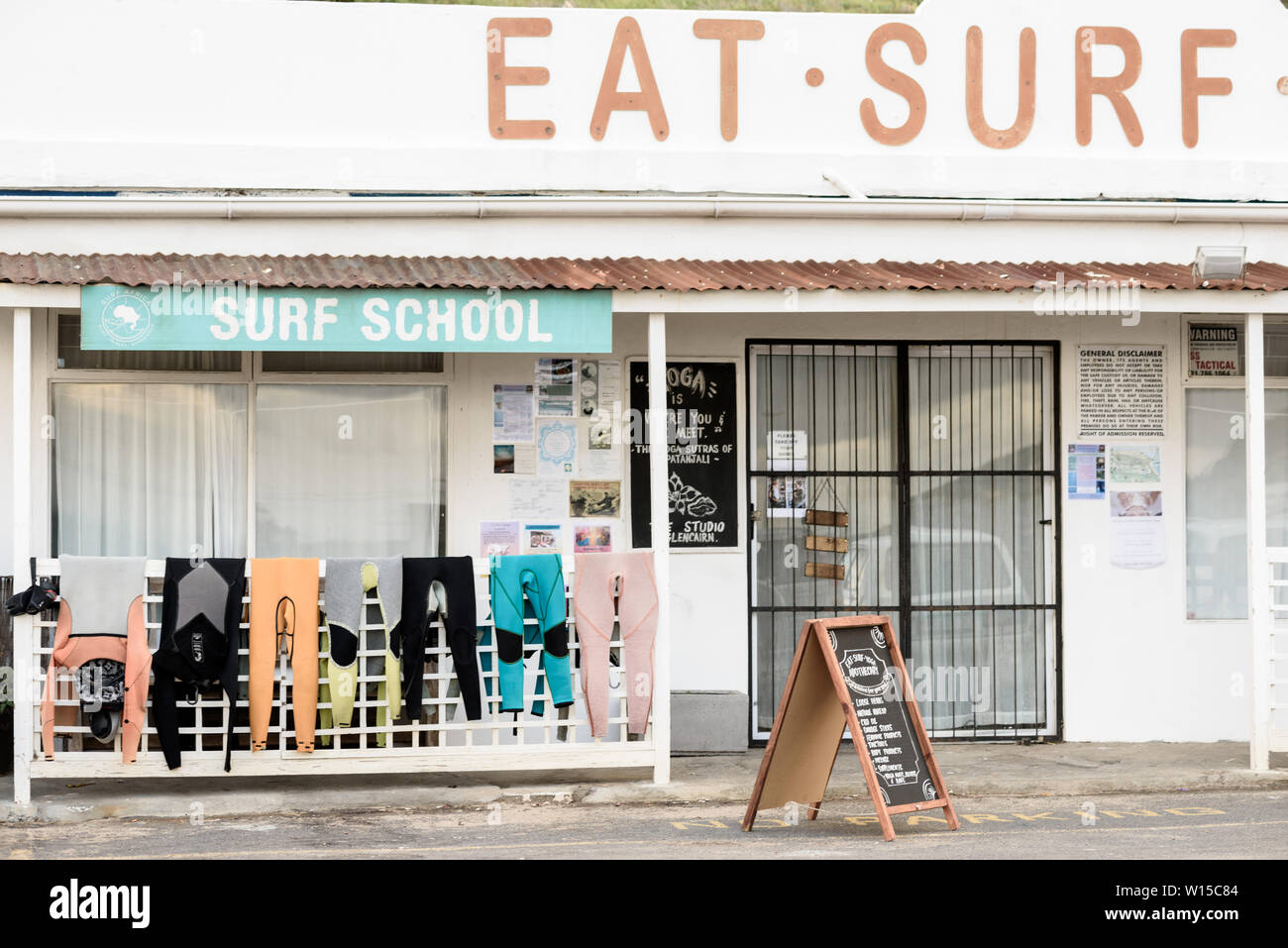 Eine Surfschule und Miete in Glencairn, das dient auch bewusst Lebensmittel, auf Südafrika Cape Peninsula Küste, in der Nähe von Kapstadt Stockfoto