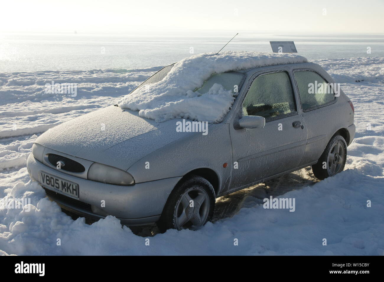 Auto im Schnee stecken geblieben Stockfoto