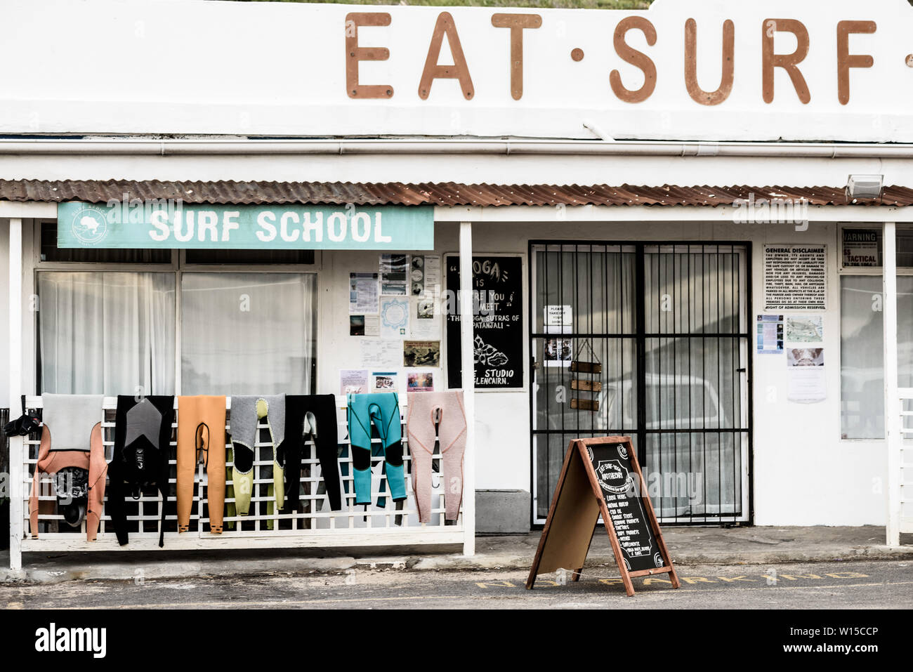 Eine Surfschule und Miete in Glencairn, das dient auch bewusst Lebensmittel, auf Südafrika Cape Peninsula Küste, in der Nähe von Kapstadt Stockfoto