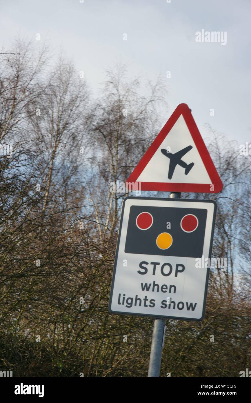 Tief fliegenden Flugzeuge anmelden Stockfoto