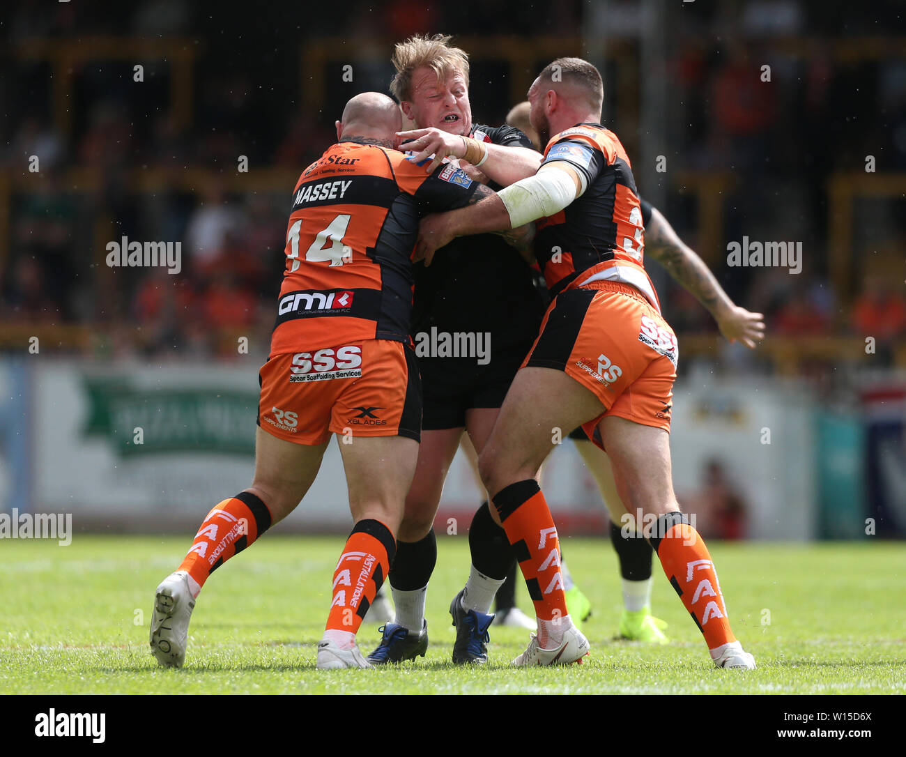 London Broncos" James Cunningham und Castleford Tiger' Nathan Massey (links) Während der Betfred Super League Match auf dem Weg der Besserung - A - Schlauch Dschungel, Castleford. Stockfoto