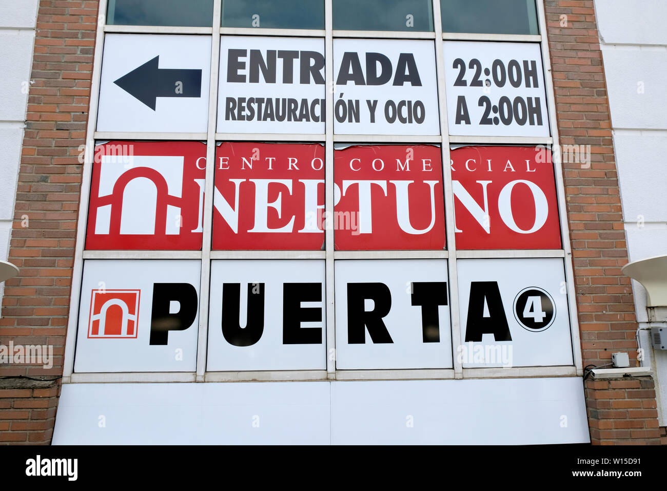 Außenansicht Eingang Nummer vier auf das Centro Comercial Neptuno in Granada, Spanien; Neptuno Shopping Center. Stockfoto
