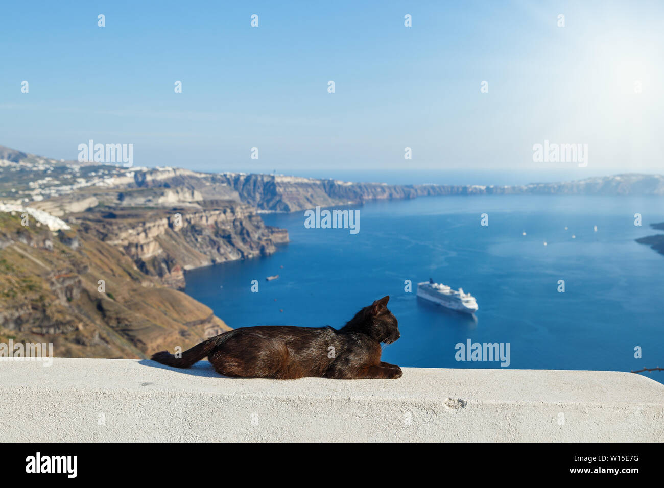 Schwarze Katze schläft auf dem Hintergrund der Meer Landschaft Griechenlands Stockfoto