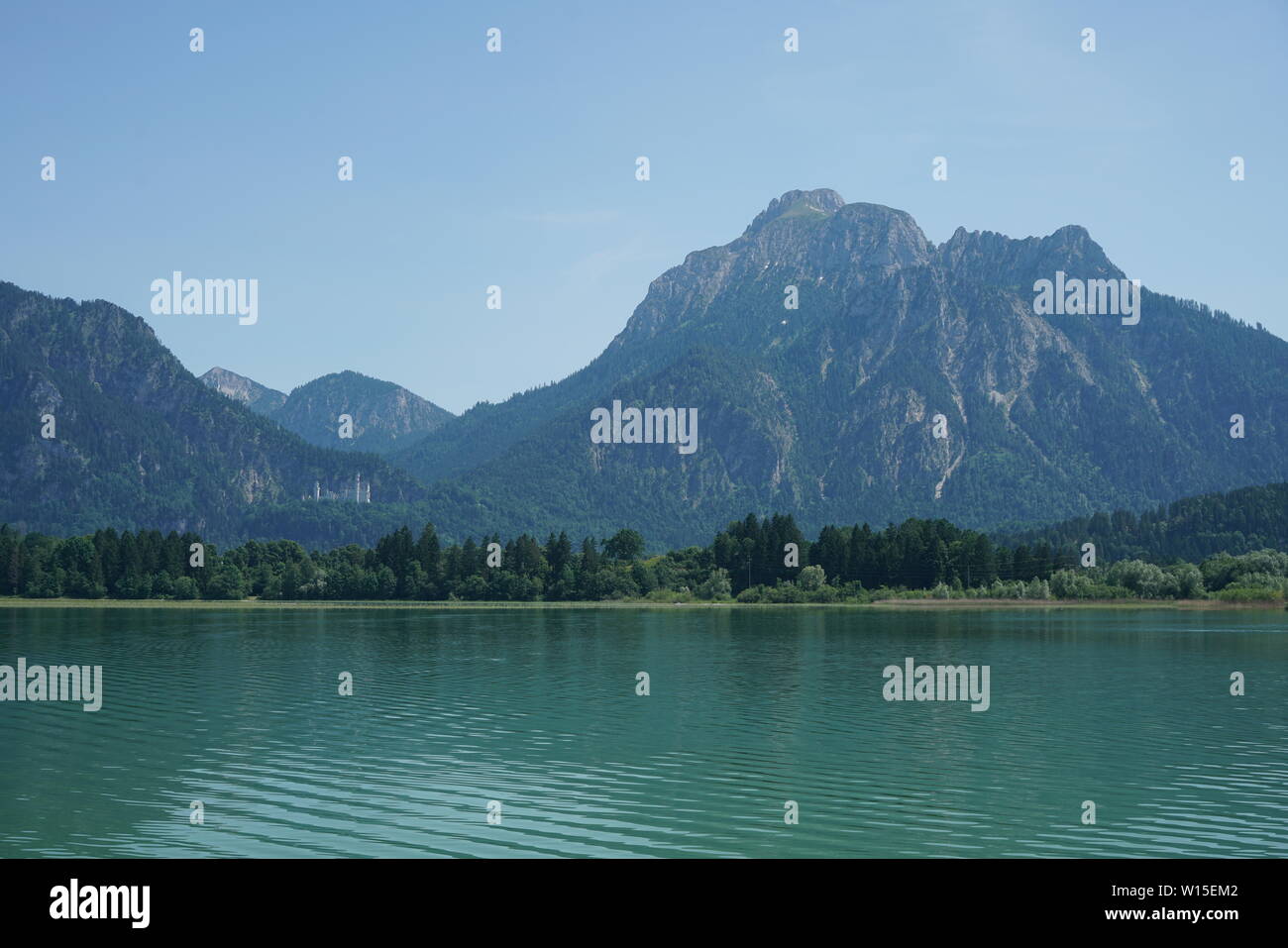 Schloss Neuschwanstein liegt am Fuße des Forggensee in Bayern Stockfoto