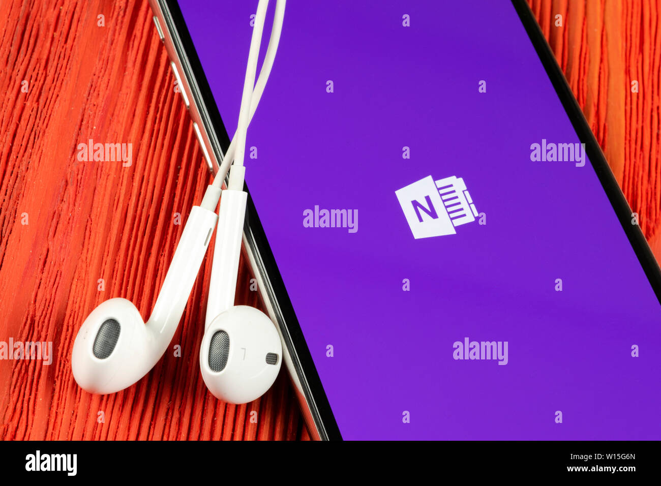 Helsinki, Finnland, 4. Mai 2019: Microsoft OneNote office Symbol auf Apple iPhone X-close-up. Microsoft eine Note App Symbol. Microsoft Auf Stockfoto