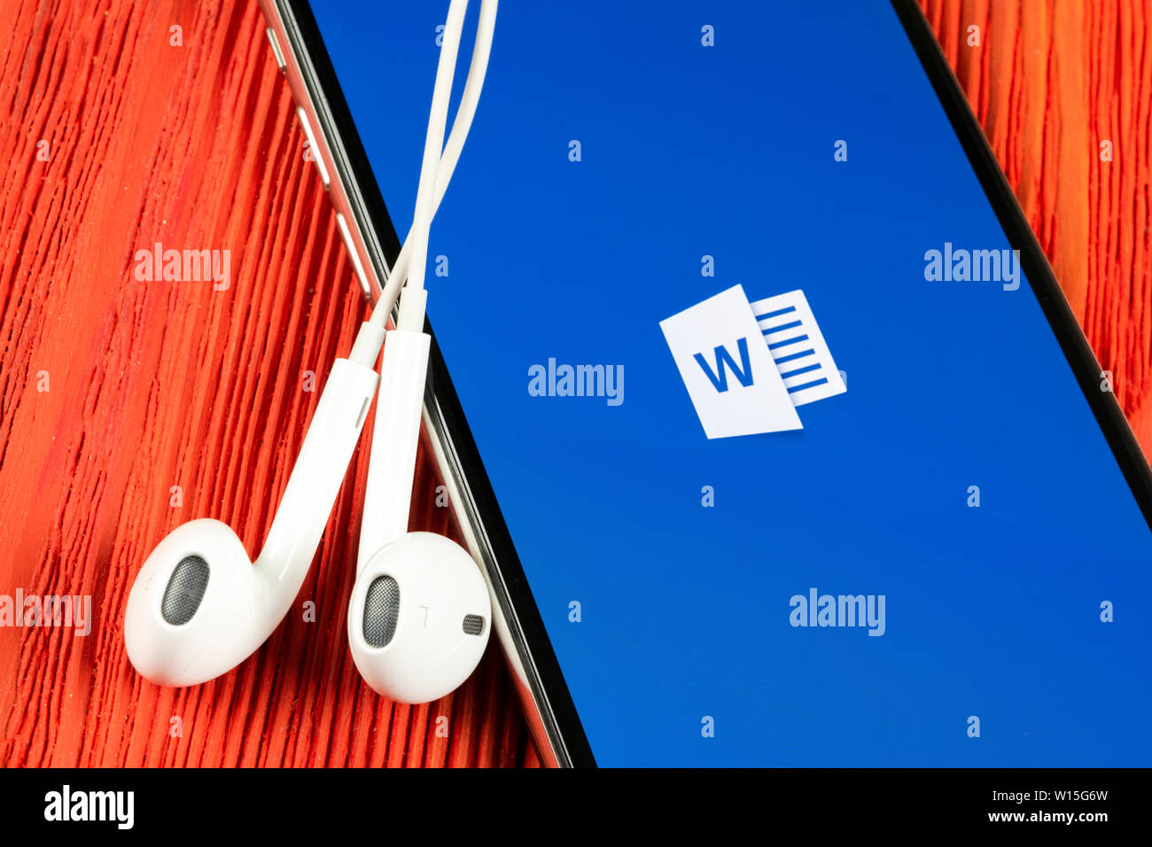 Helsinki, Finnland, 4. Mai 2019: Microsoft Word Symbol auf Apple iPhone X-close-up. Microsoft Office Word Symbol. Microsoft Office auf mob Stockfoto