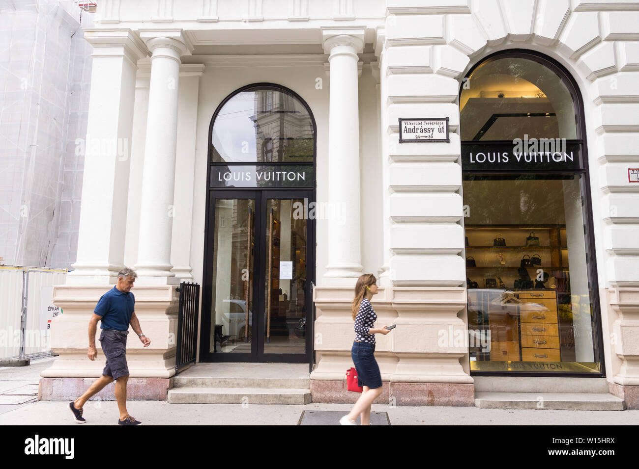 Budapest, Ungarn - Außen von Louis Vuitton Store an der Andrassy Avenue in Budapest, Ungarn, Europa. Stockfoto