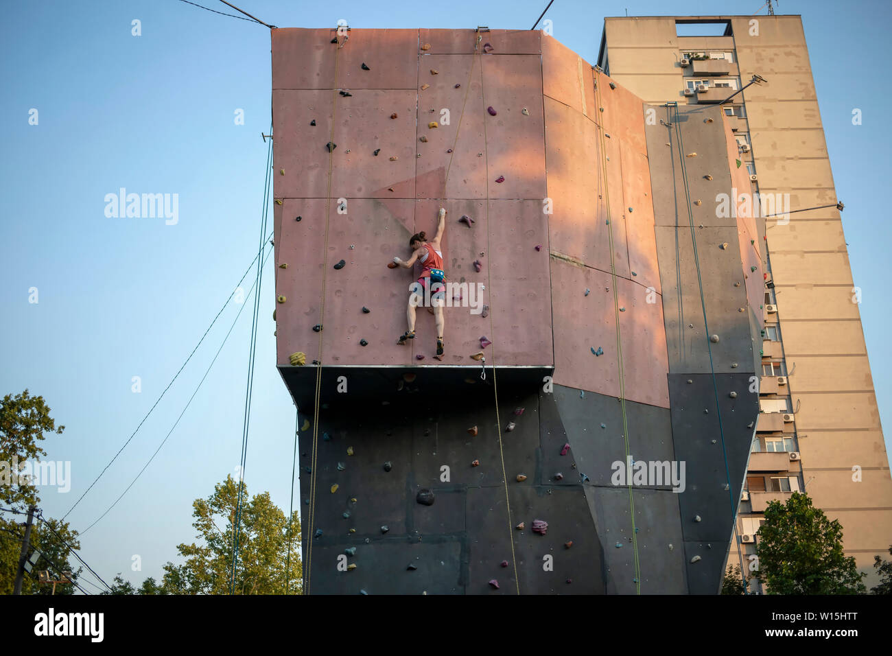 Belgrad, Serbien, 27. Juni 2019: Aktive junge Frau, Klettern an der Kletterwand im Freien Stockfoto