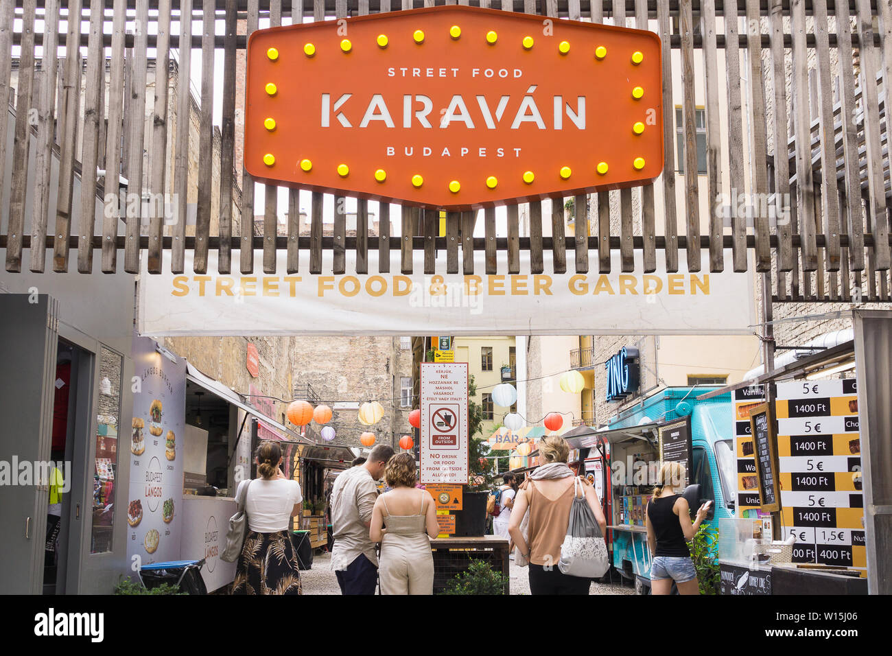 Eingang zu den Karavan Street Food Court im Jüdischen Viertel (7. Bezirk) in Budapest, Ungarn. Stockfoto