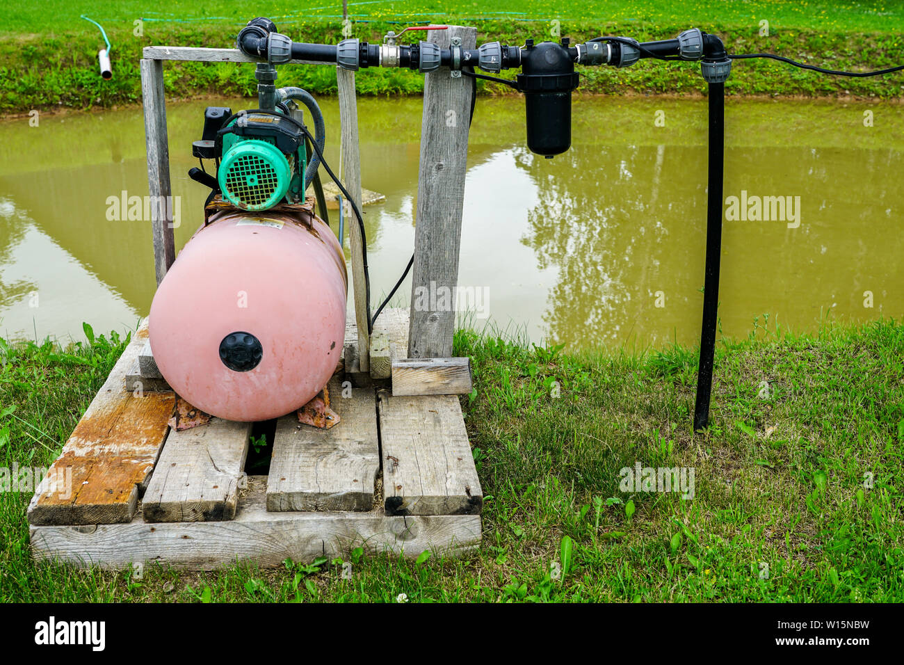 Elektrische Wasserpumpe am Teich für die Bewässerung des Gartens auf einem  Bauernhof Stockfotografie - Alamy