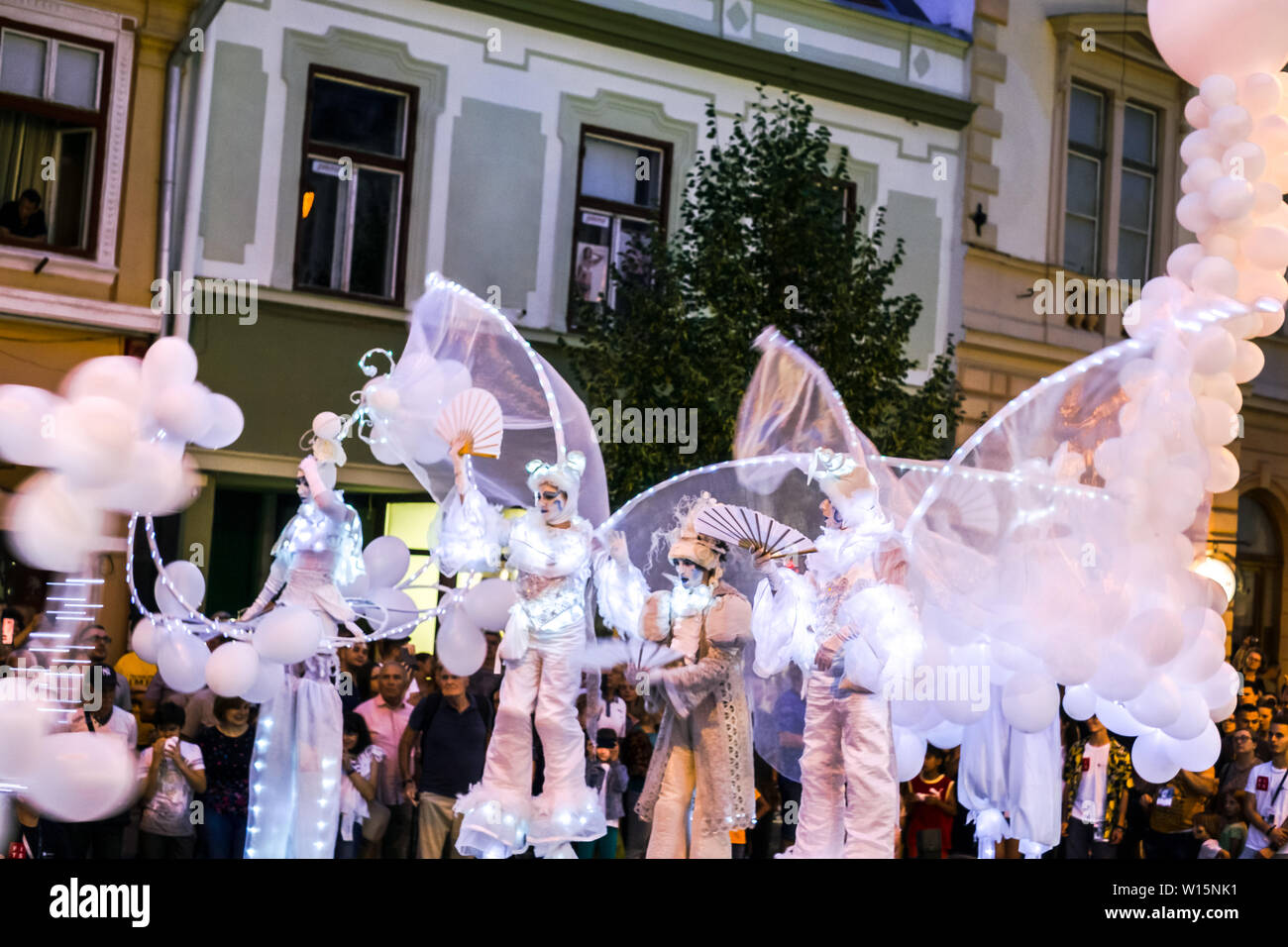 Stadt Sibiu, Rumänien - 20. Juni 2019. Mademoiselle Paillette White World Show in der Nacht ausführen am Internationalen Theaterfestival Sibiu Sibiu, R Stockfoto