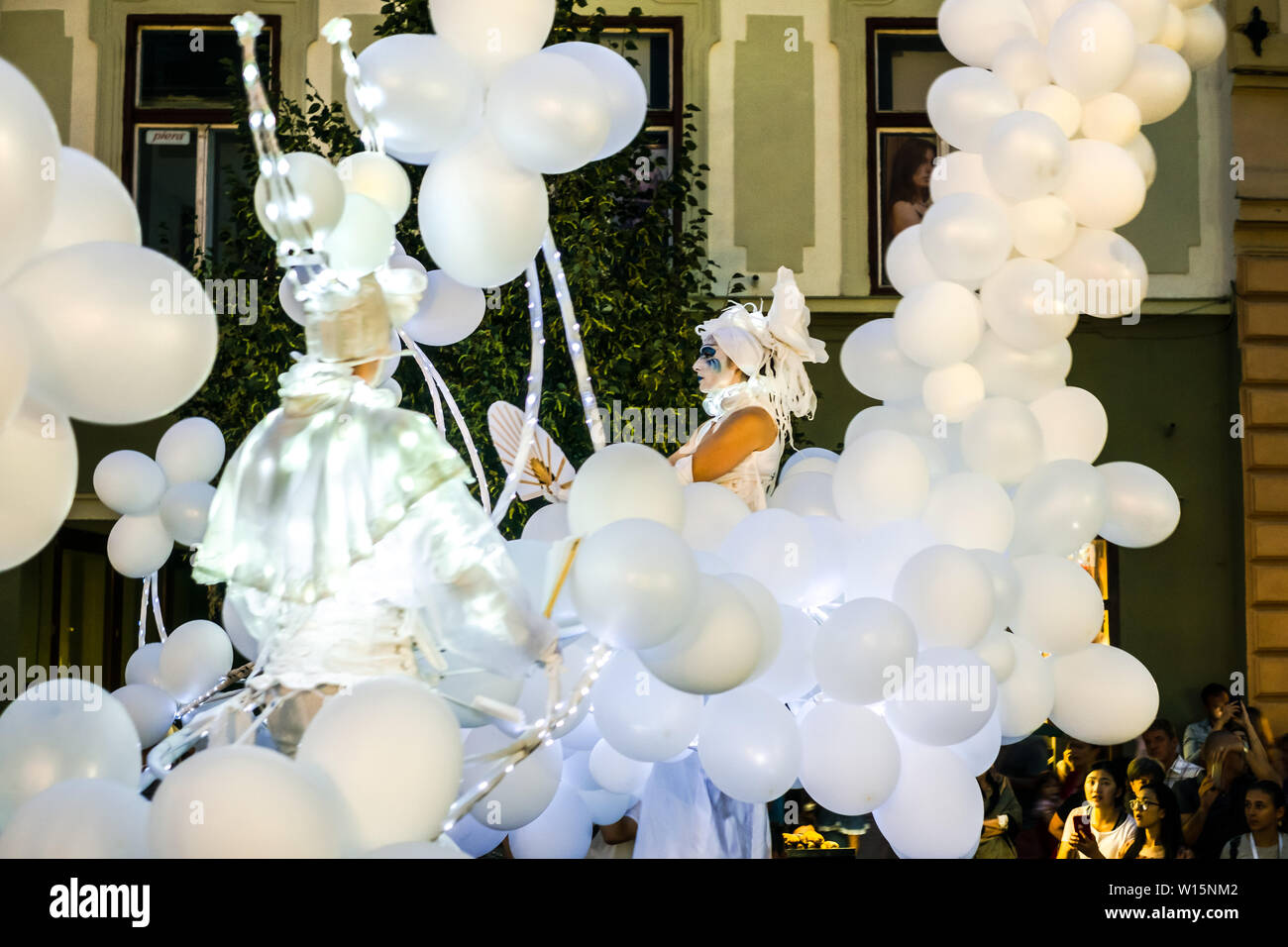 Stadt Sibiu, Rumänien - 20. Juni 2019. Mademoiselle Paillette White World Show in der Nacht ausführen am Internationalen Theaterfestival Sibiu Sibiu, R Stockfoto