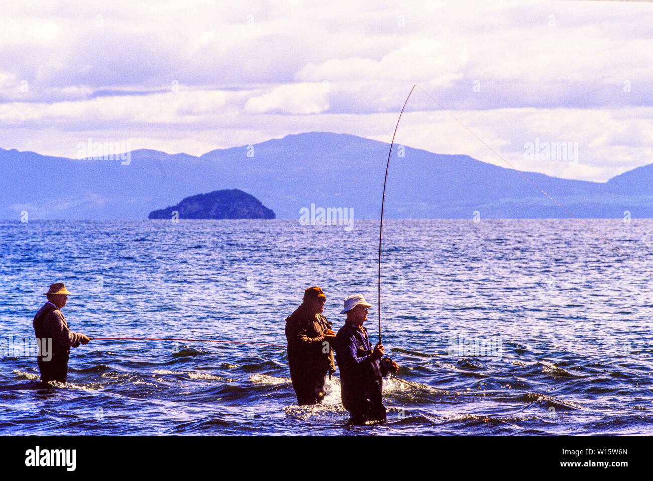 Neuseeland, Nordinsel. Männer angeln im See Taupo, einem bekannten Forellen Fischerei mit Aktien von Braun eingeführt und Regenbogenforelle. Foto November 19. Stockfoto