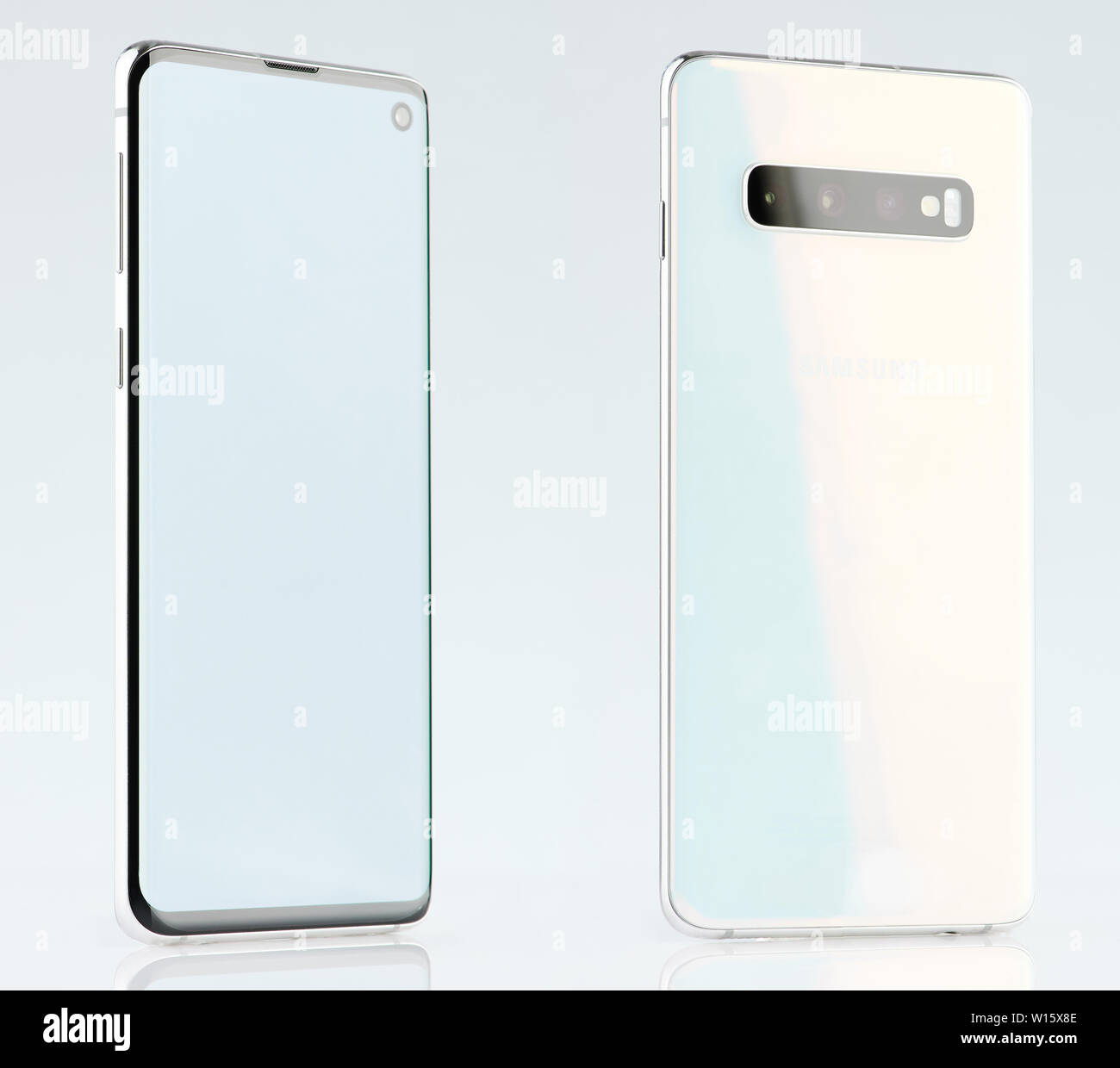 New York, USA - 28. Juni 2019: Vorder- und Rückseite Blick auf die weissen Samsung Galaxy S10 in Studio Hintergrund isoliert Stockfoto