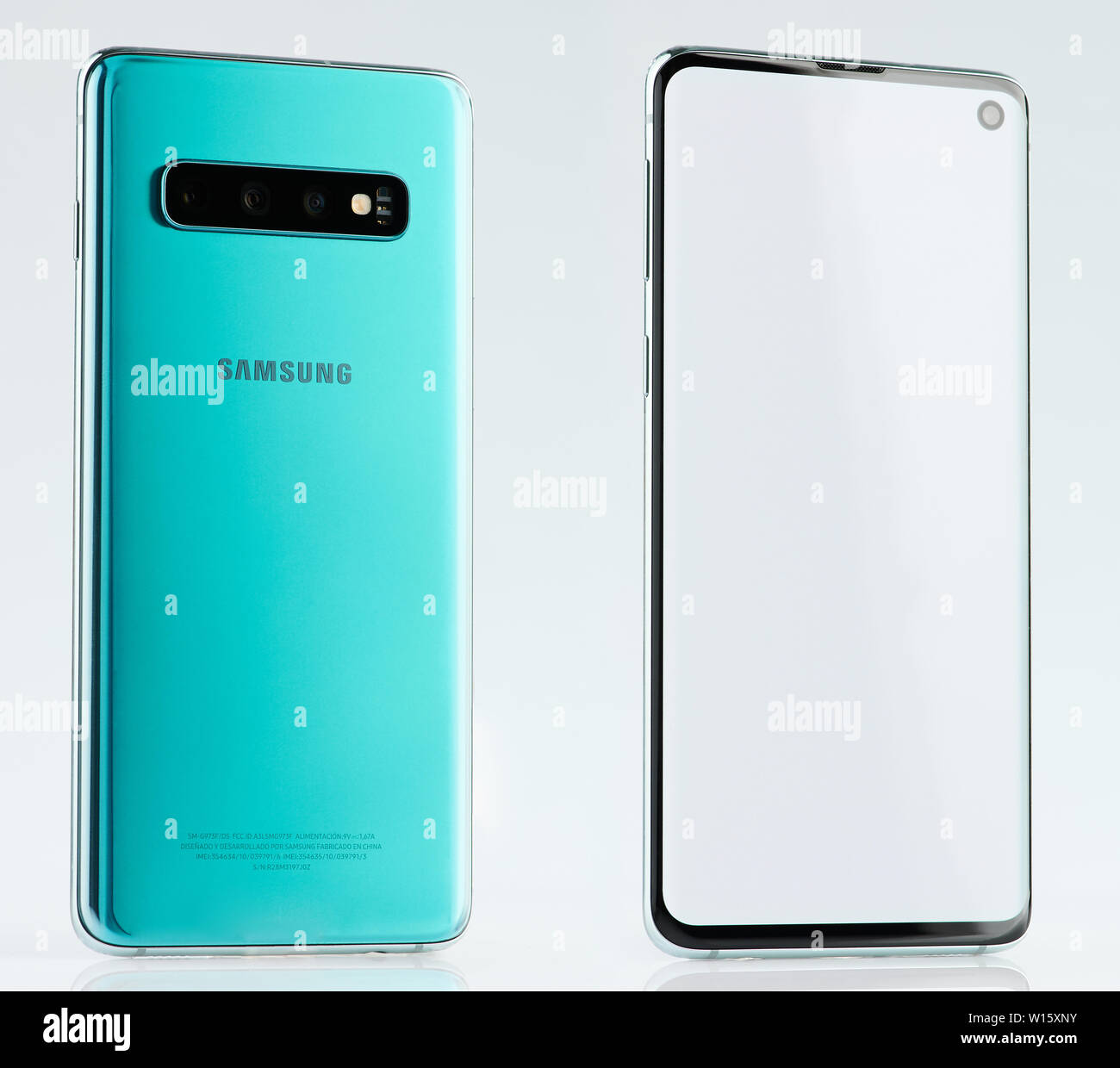 New York, USA - 28. Juni 2019: Grüne Farbe Samsung Galaxy S10 Seite isometrische Ansicht auf weißem studio Hintergrund isoliert Stockfoto