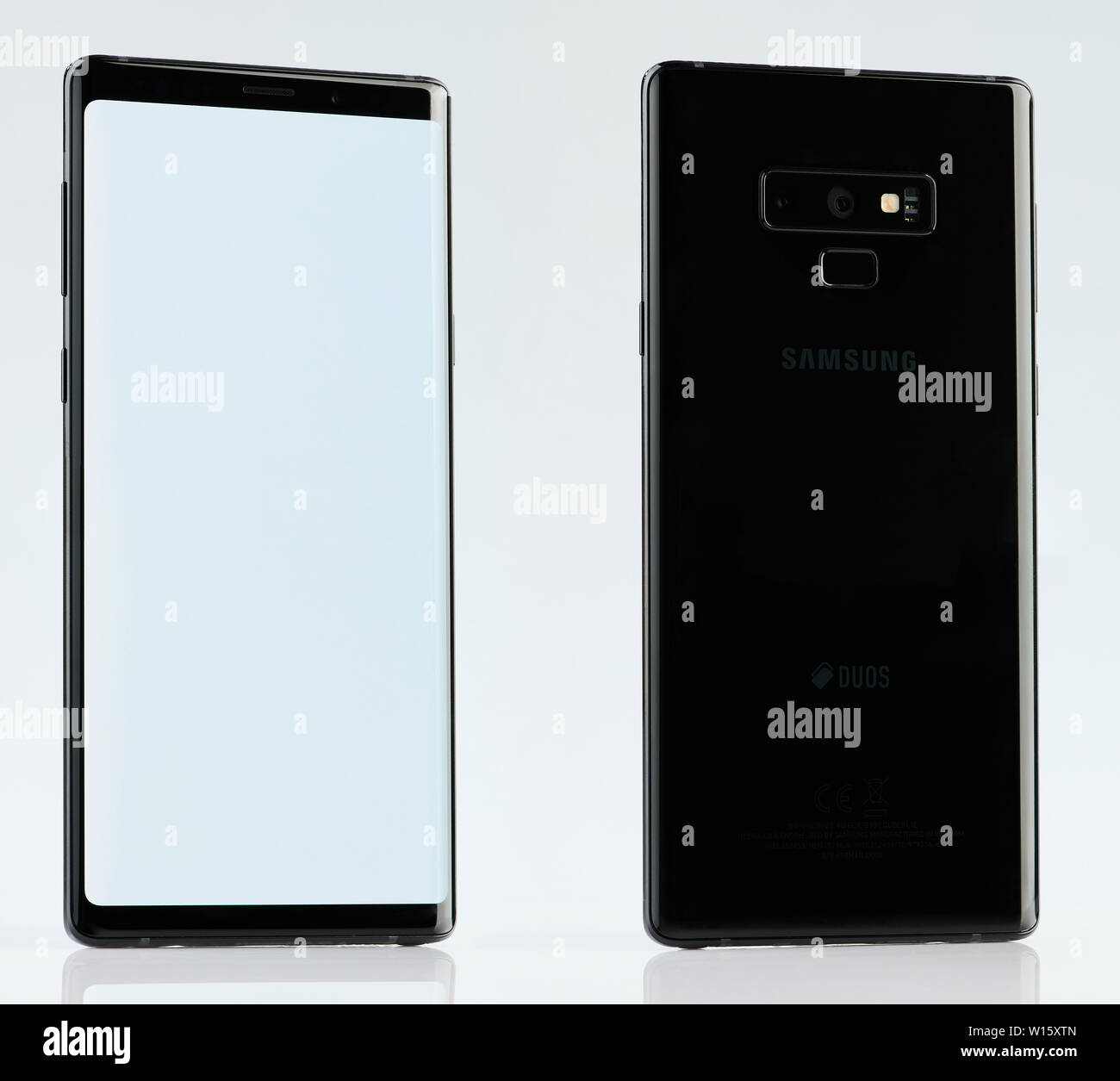 New York, USA - Juni 28, 2019: Winkel Blick auf schwarz Samsung Galaxy 9 auf weißen studio Hintergrund isoliert Stockfoto