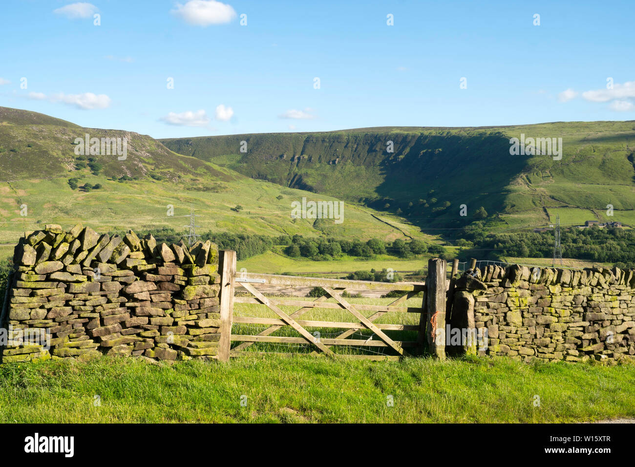 Der Pennine Way verläuft oberhalb Torside Clough über den Longendale Tal in Crowden, Derbyshire, England, UK gesehen Stockfoto