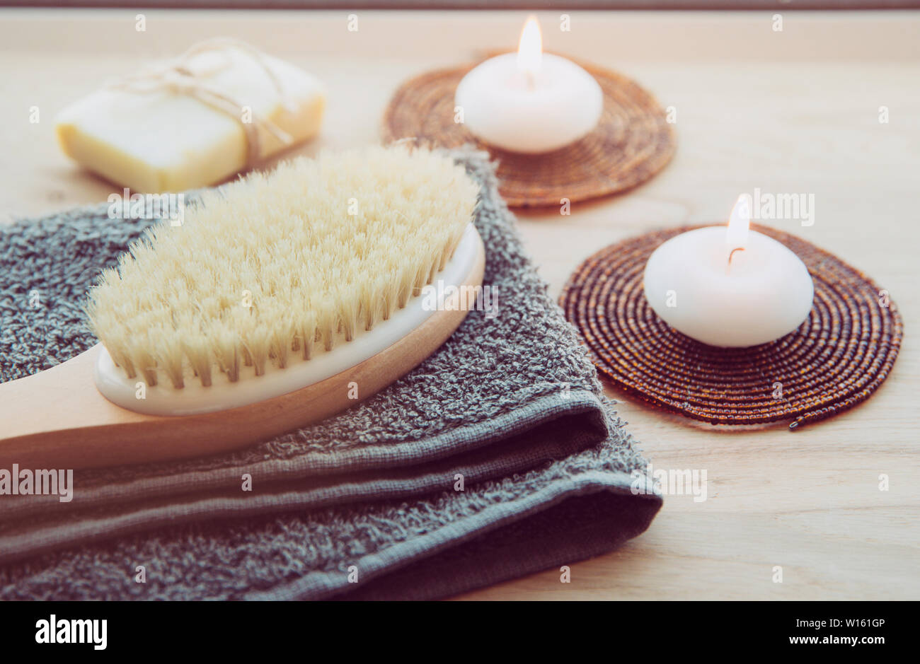 Trockenmalen, die Haut in ein Muster mit einem trockenen Pinsel, in der Regel vor dem Duschen Cellulite reduzieren und Giftstoffe im menschlichen Körper entfernen. Selektiver Fokus n Stockfoto