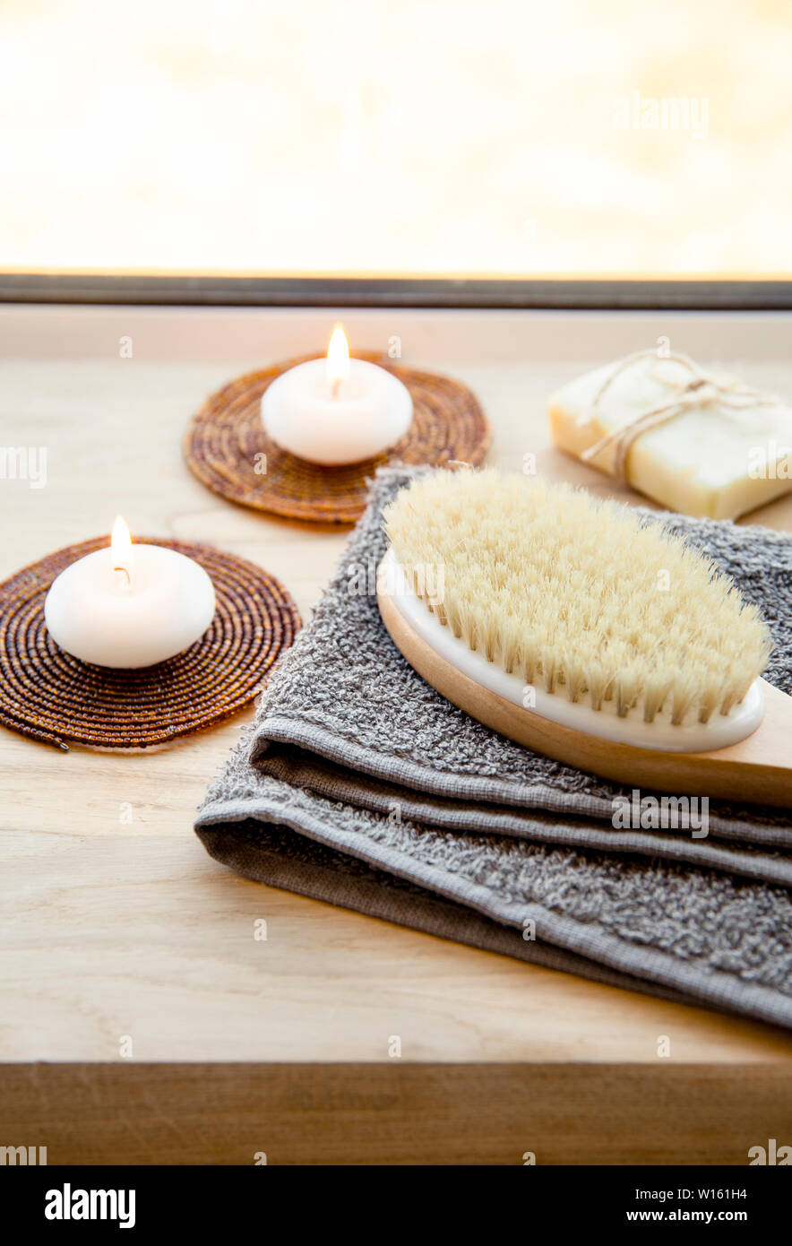 Trockenmalen, die Haut in ein Muster mit einem trockenen Pinsel, in der Regel vor dem Duschen Cellulite reduzieren und Giftstoffe im menschlichen Körper entfernen. Selektiver Fokus n Stockfoto