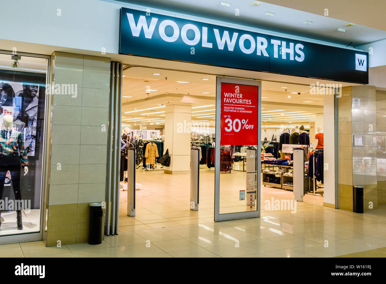 Woolworths Store in einem Einkaufszentrum. Stockfoto