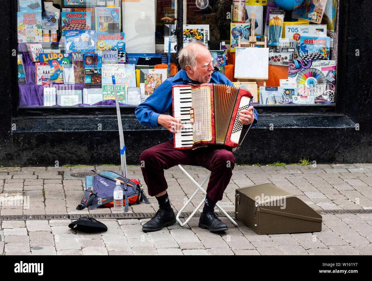 Älterer männlichen Gaukler Akkordeon an der High Street in Galway, Irland Stockfoto
