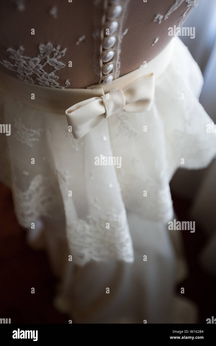 Braut von hinten in ein Brautkleid. Stockfoto